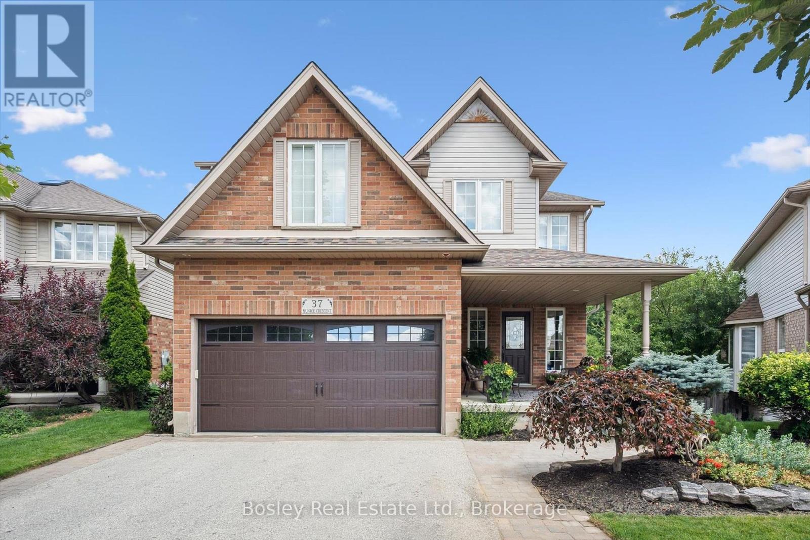 37 MUNROE CRESCENT - 2