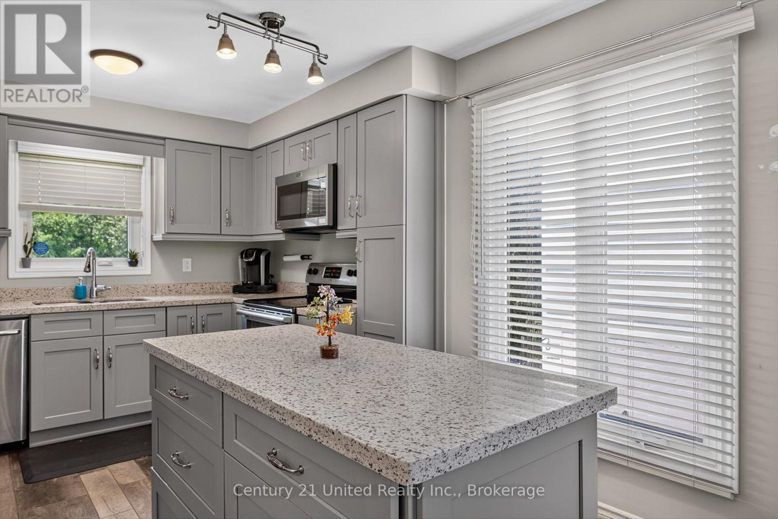 2121 MEADOWVIEW ROAD - 12