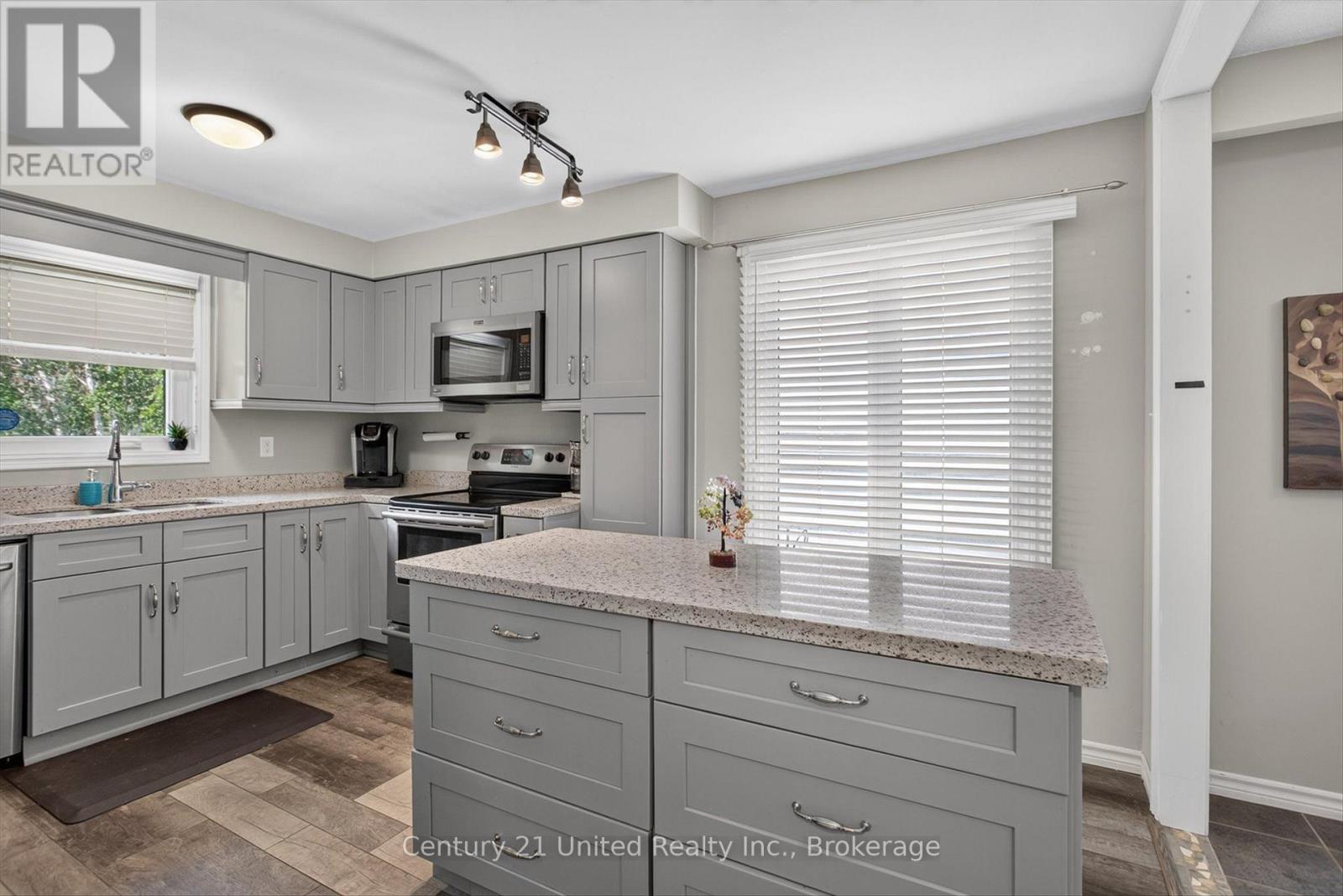 2121 MEADOWVIEW ROAD - 21