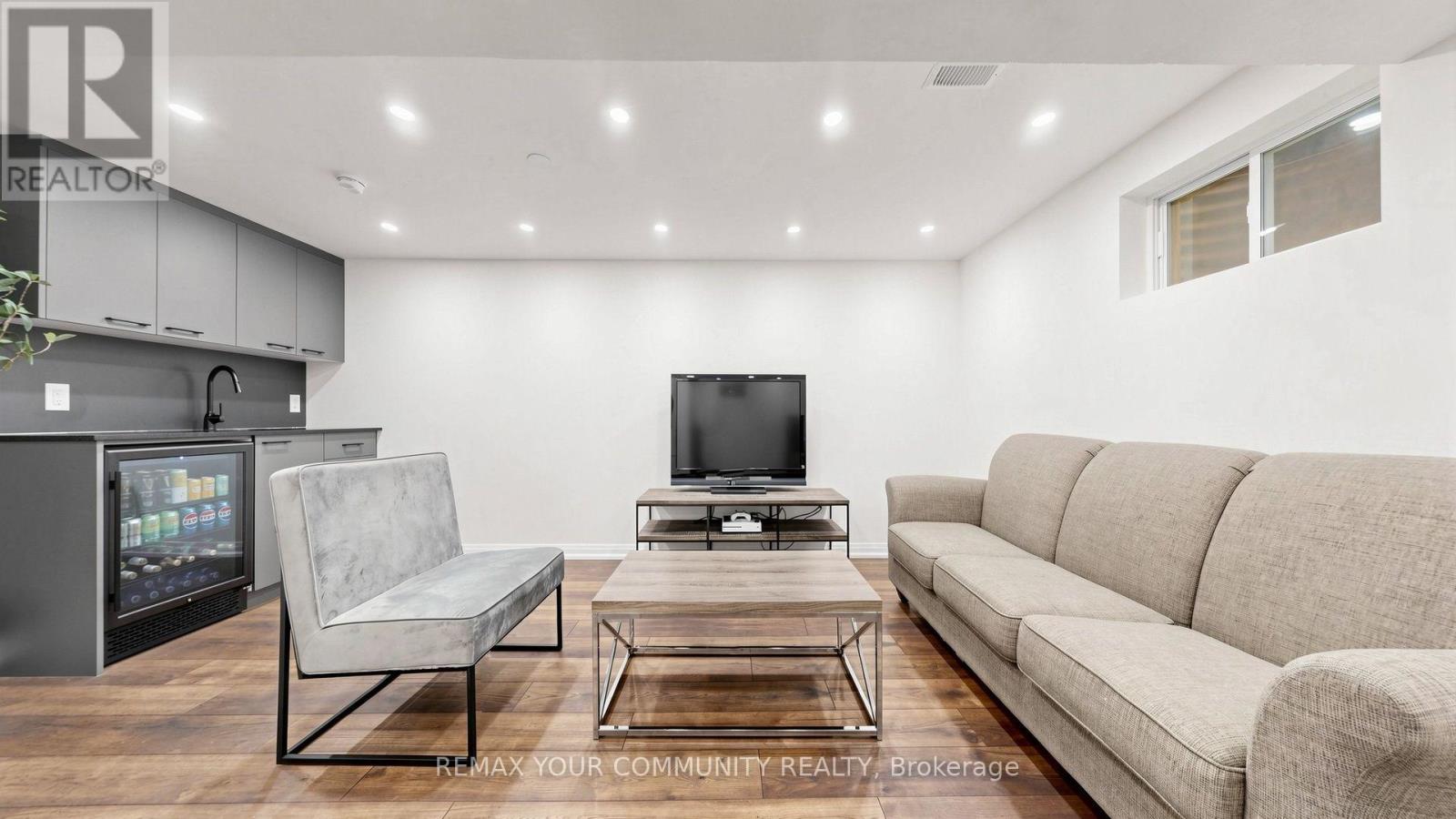 48 CROSSBOW CRESCENT - 31