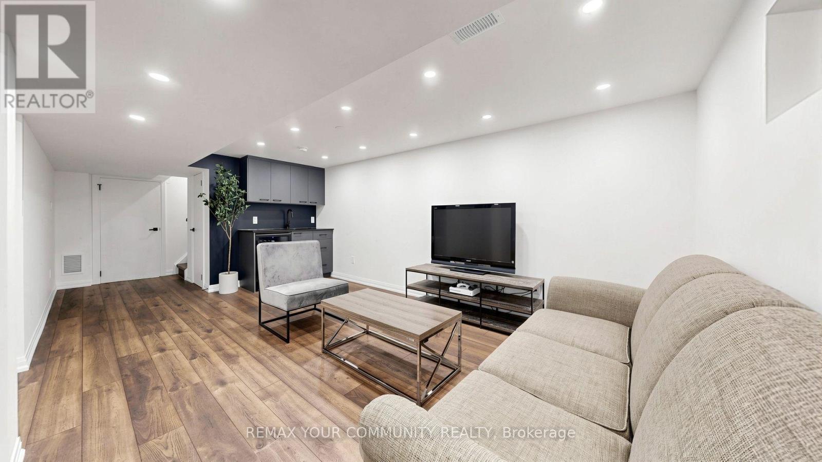 48 CROSSBOW CRESCENT - 32