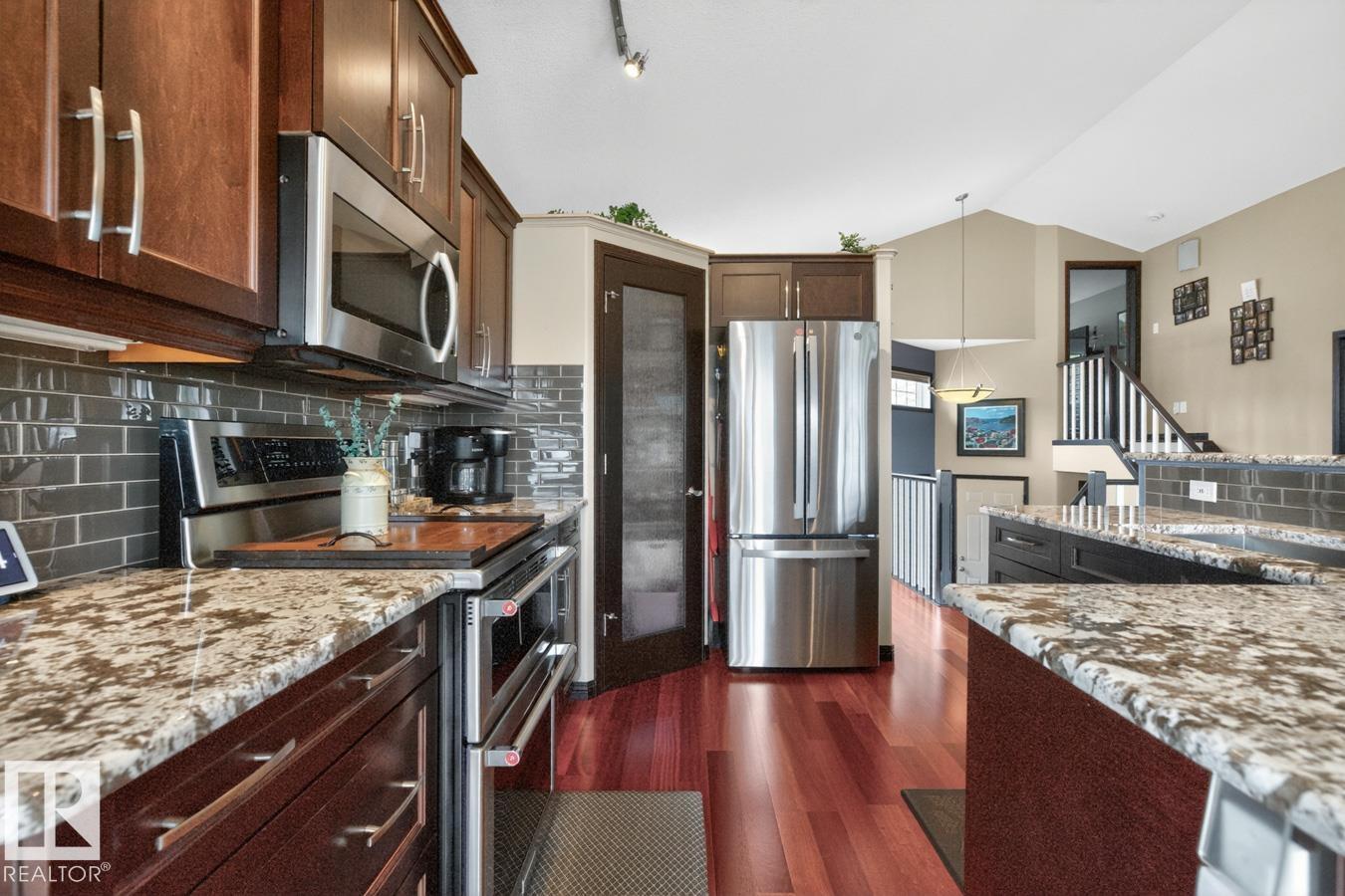 3211 47 ST - 11