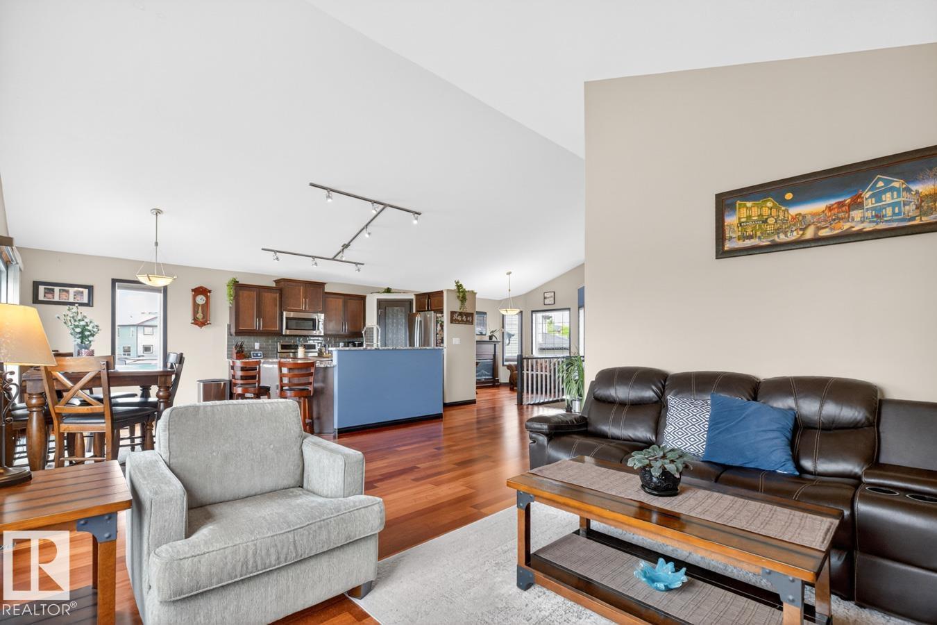 3211 47 ST - 16