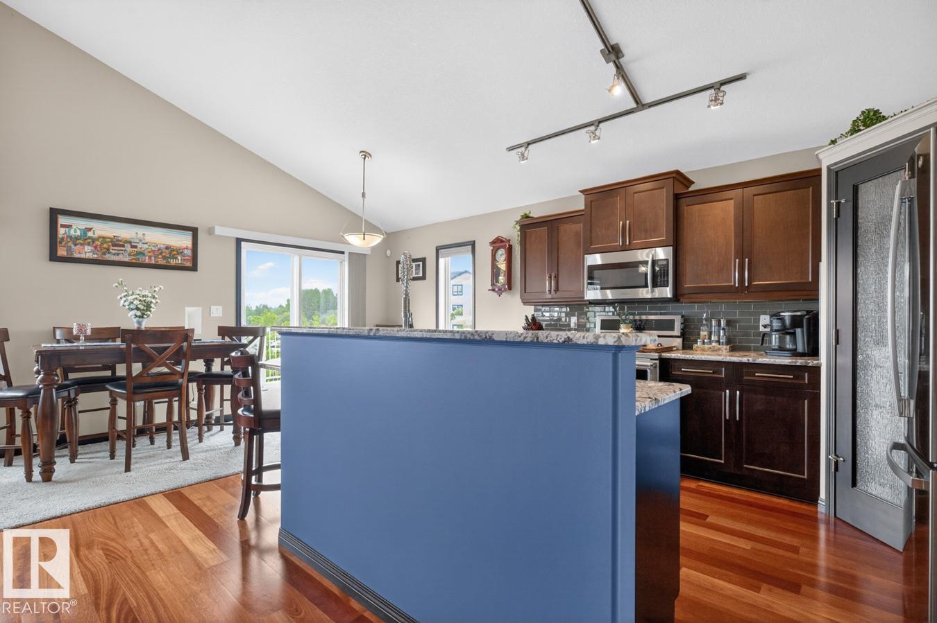 3211 47 ST - 8