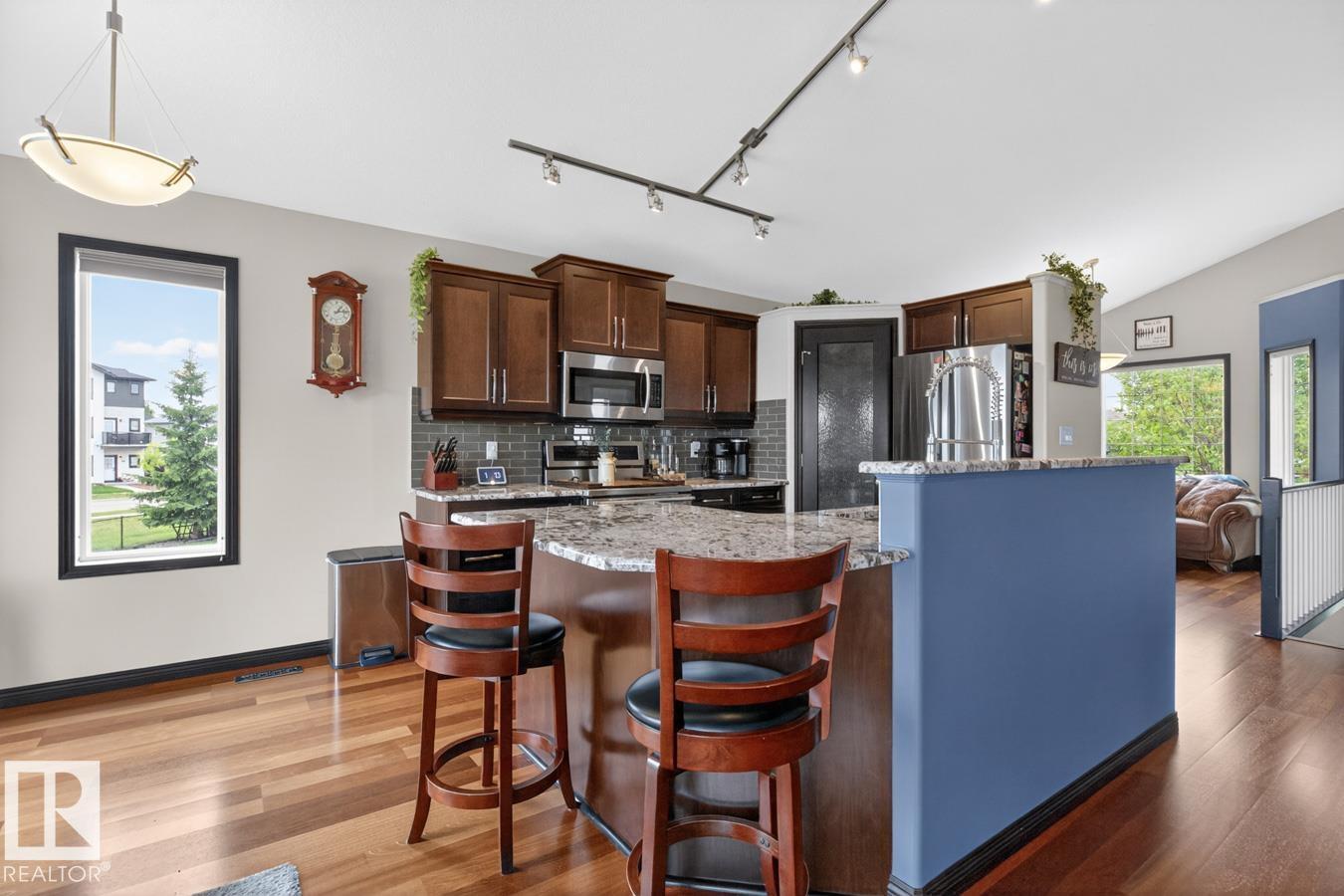3211 47 ST - 9