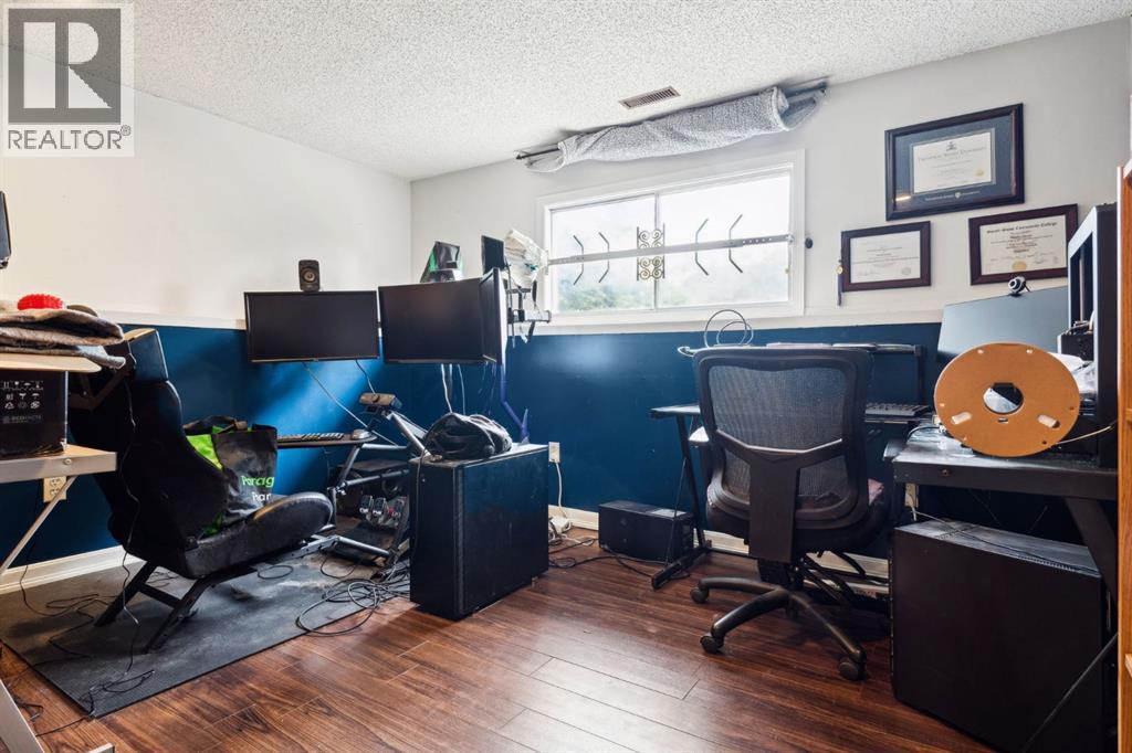 147 Falchurch Crescent NE - 21