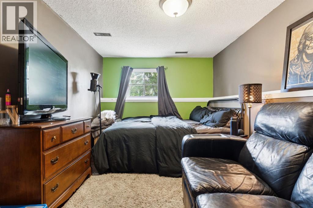 147 Falchurch Crescent NE - 24