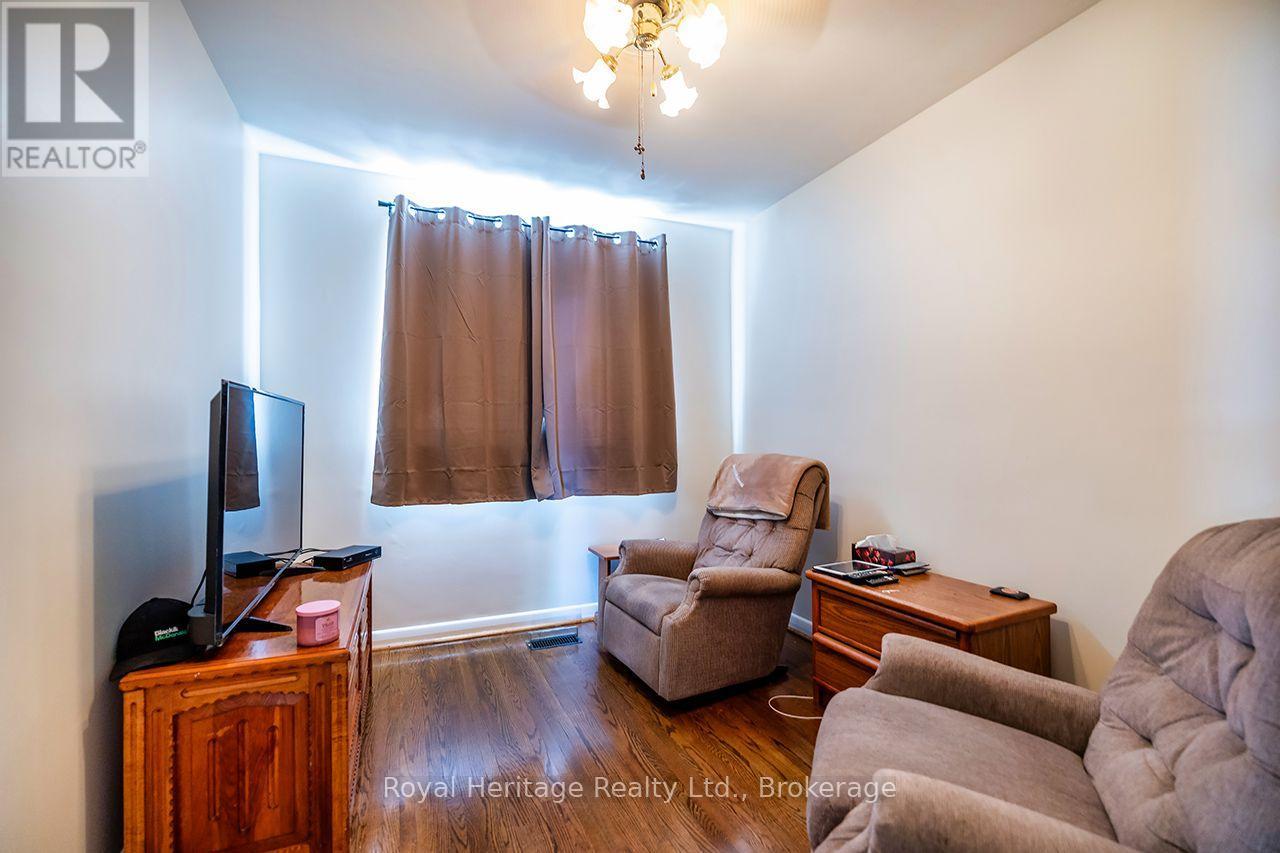 42 THORNCROFT CRESCENT - 16