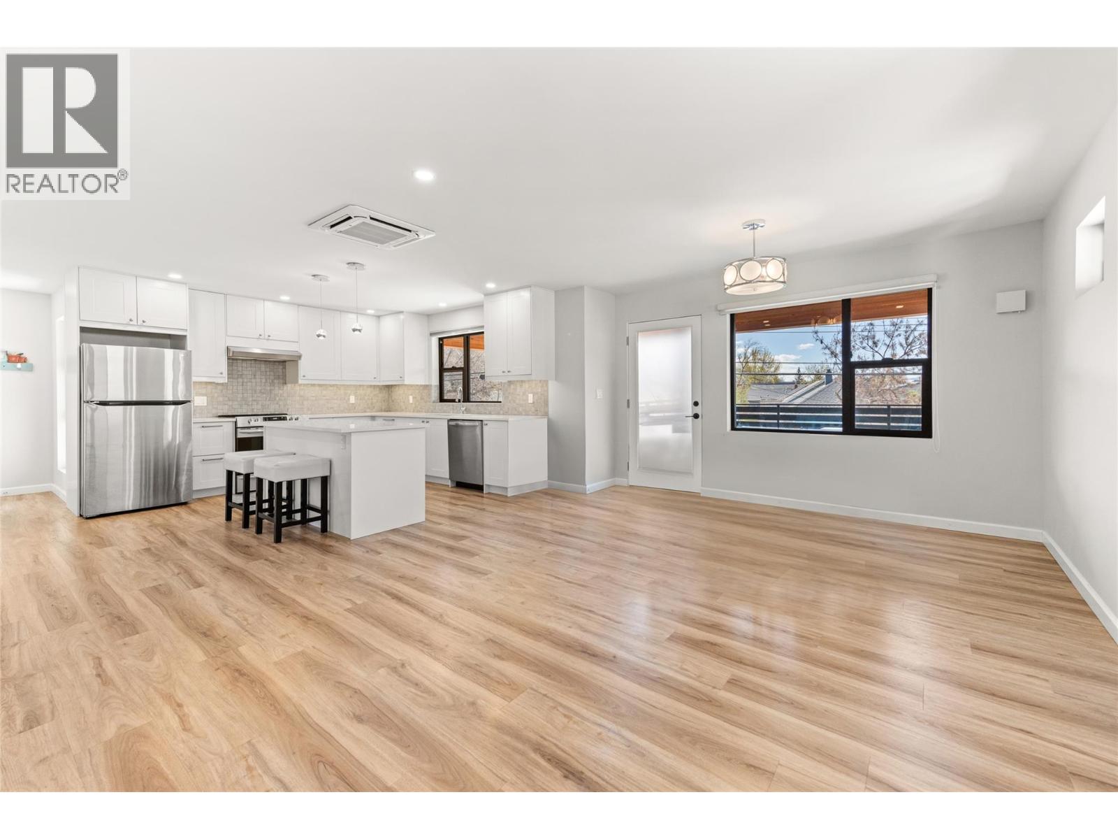 700 CHURCHILL Avenue - 33