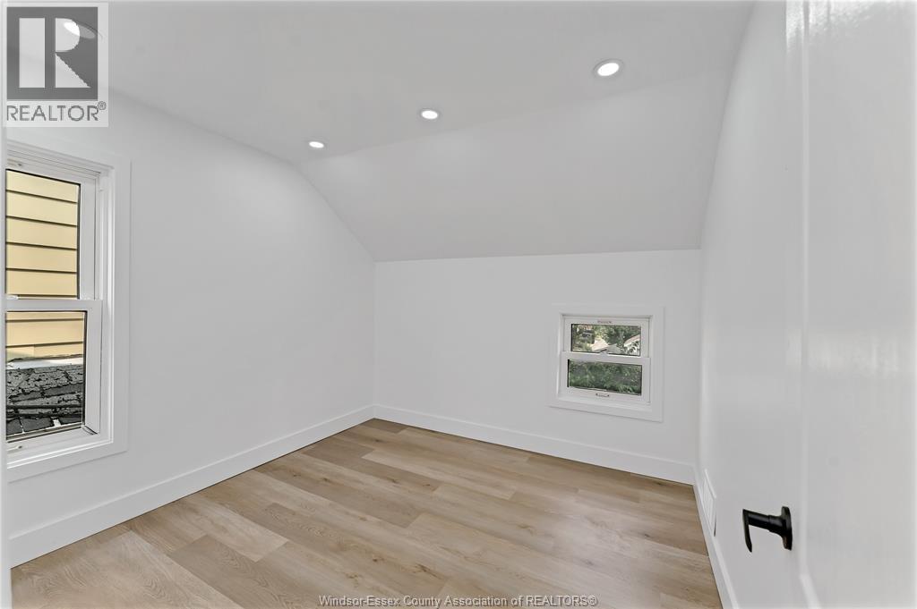 1245 GILES BOULEVARD East - 17