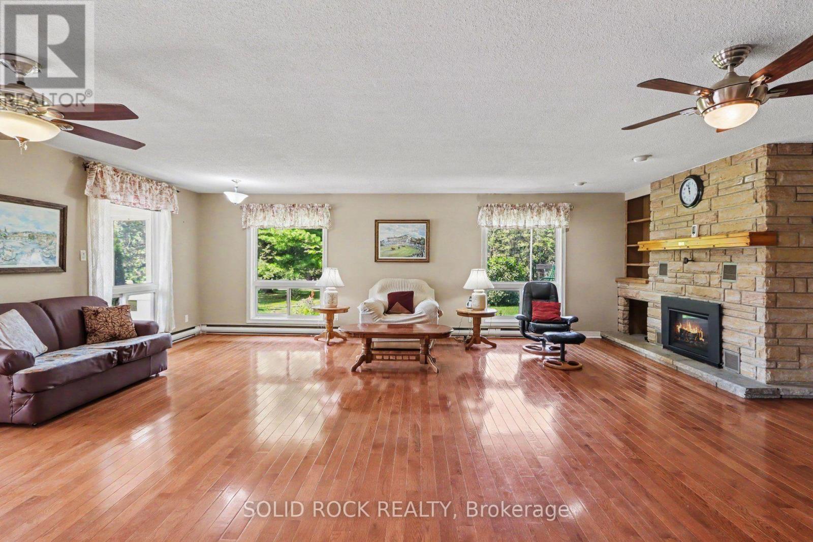 220 HIGHFIELD CRESCENT - 6
