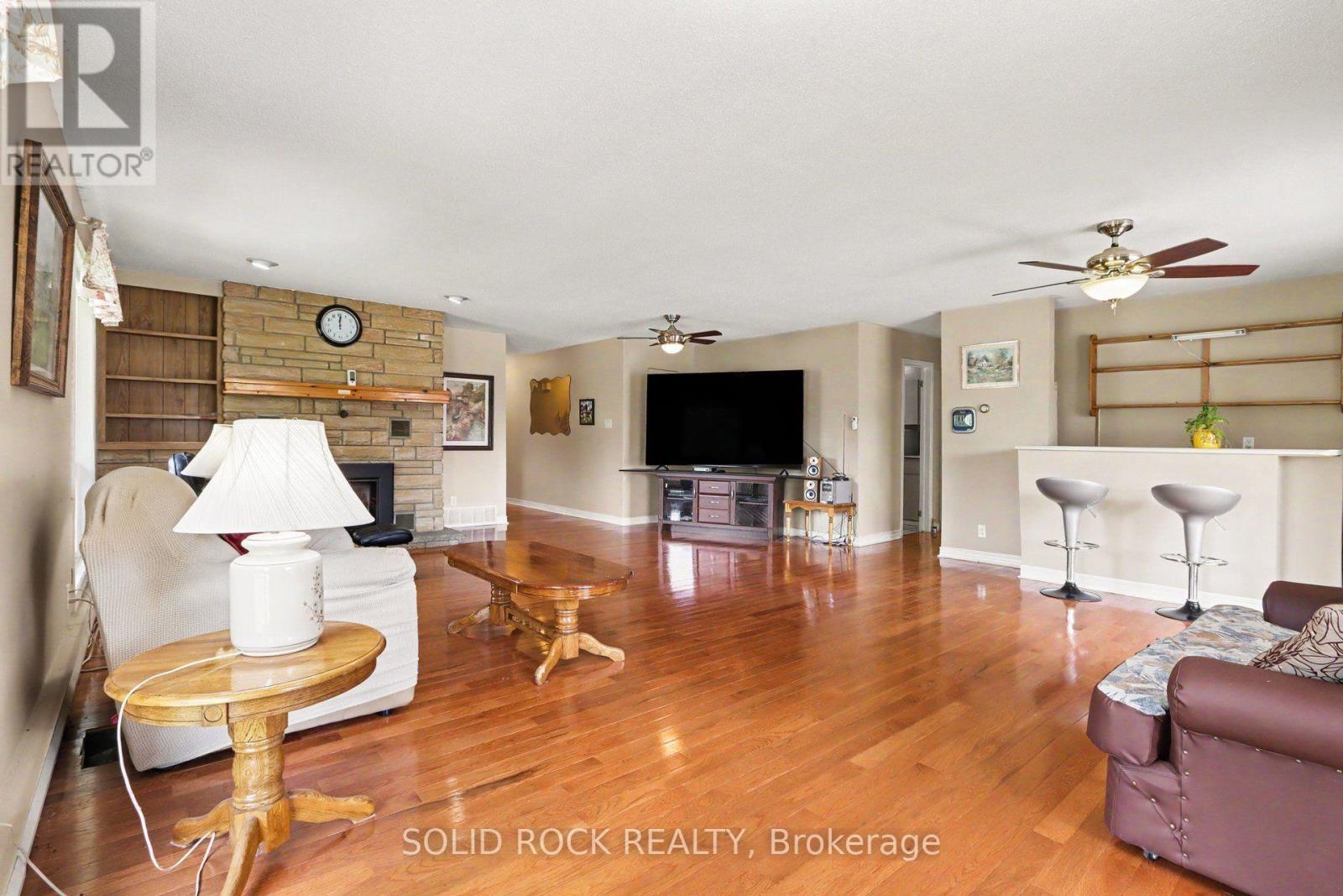 220 HIGHFIELD CRESCENT - 7