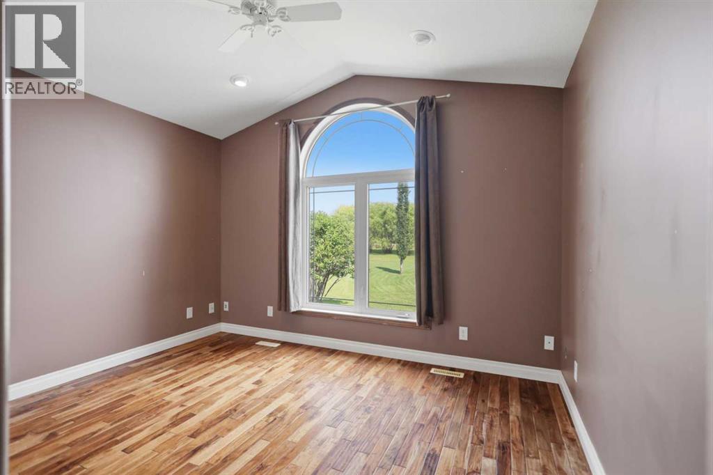 253037 Township Road 432 - 12