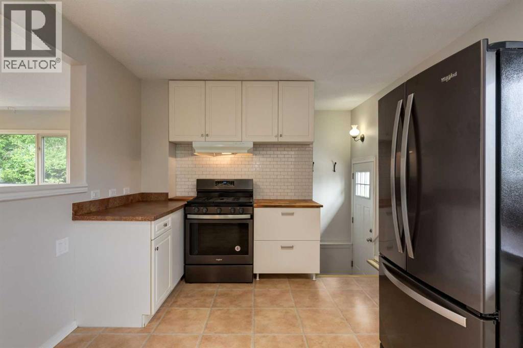 8 Hazelwood Crescent SW - 9