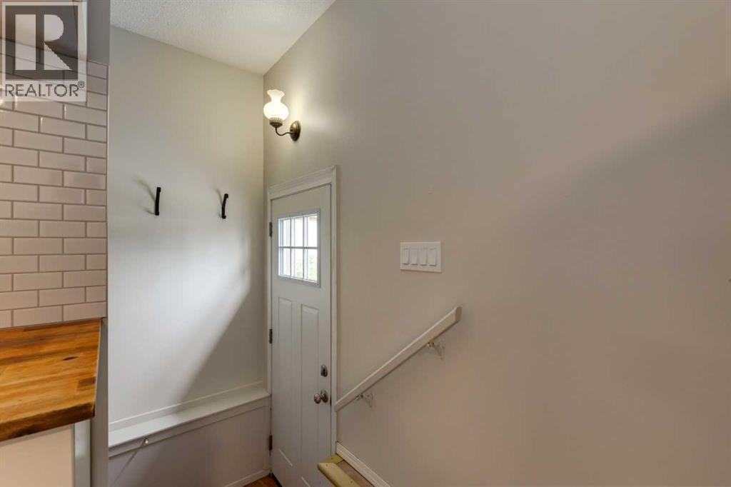 8 Hazelwood Crescent SW - 17
