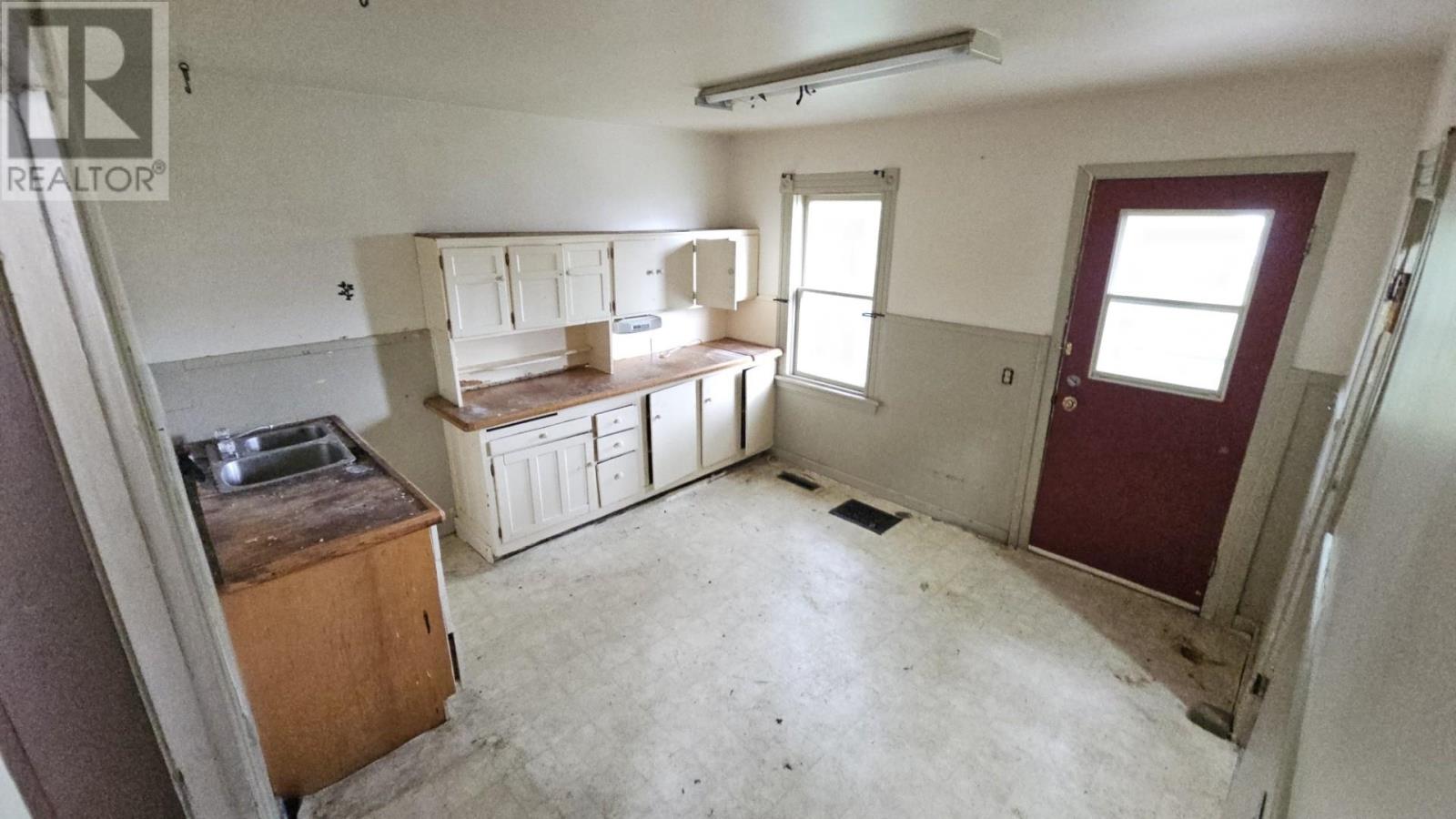 161 Amelia ST E - Image 7