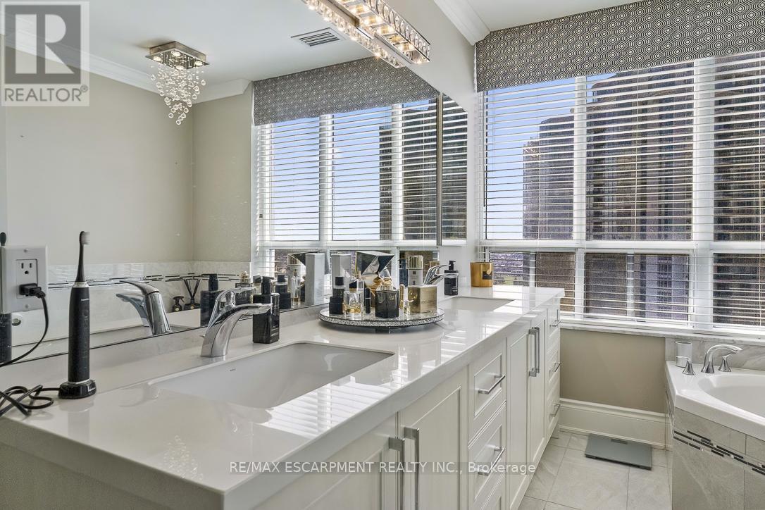 #2706 35 KINGSBRIDGE GARDEN CIRCLE - 32