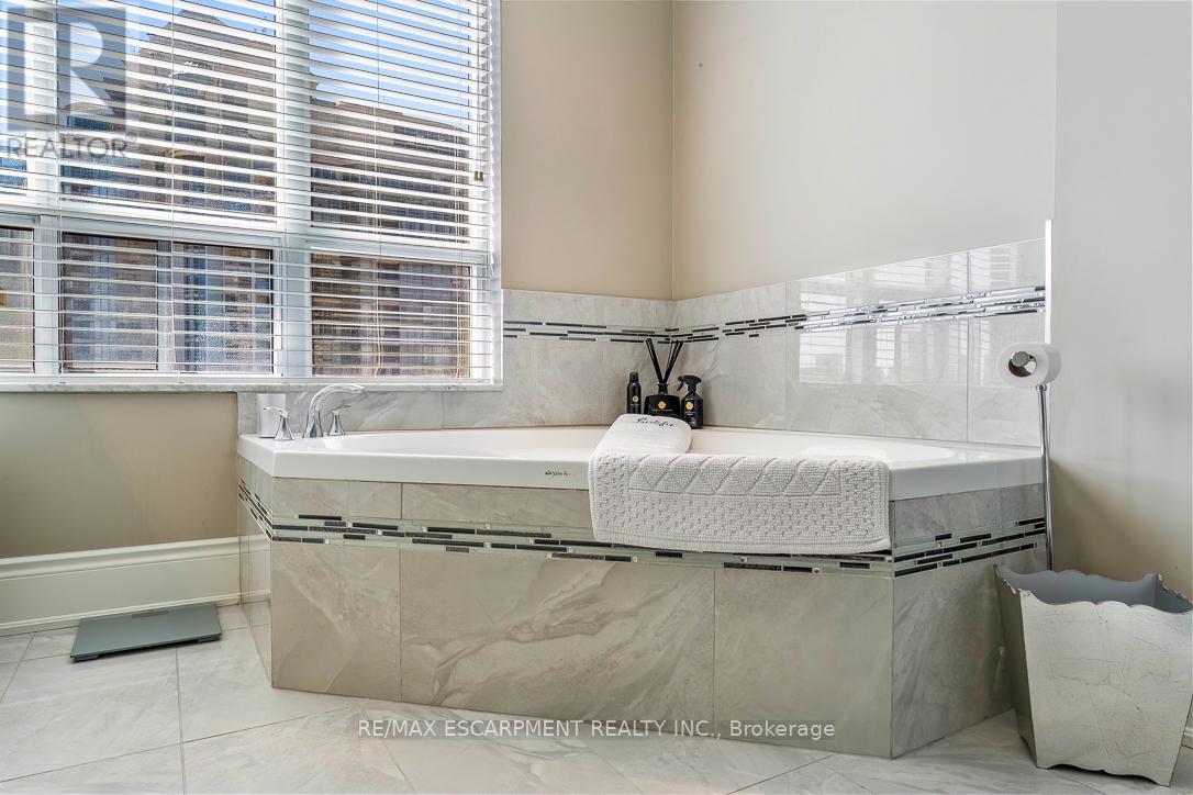 #2706 35 KINGSBRIDGE GARDEN CIRCLE - 33