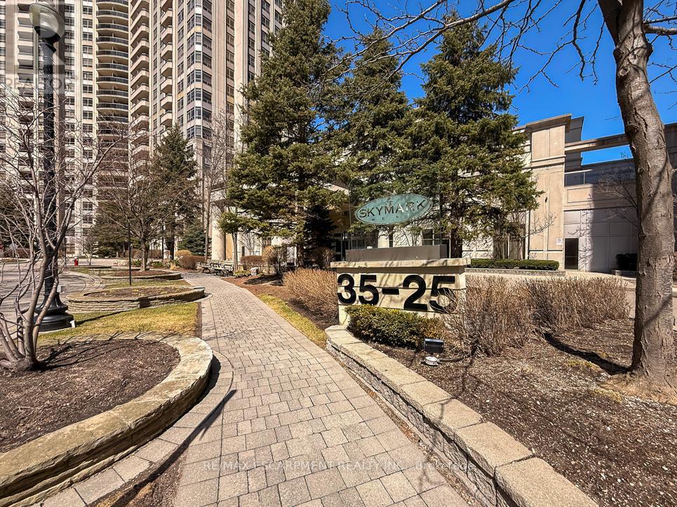 #2706 35 KINGSBRIDGE GARDEN CIRCLE - 2