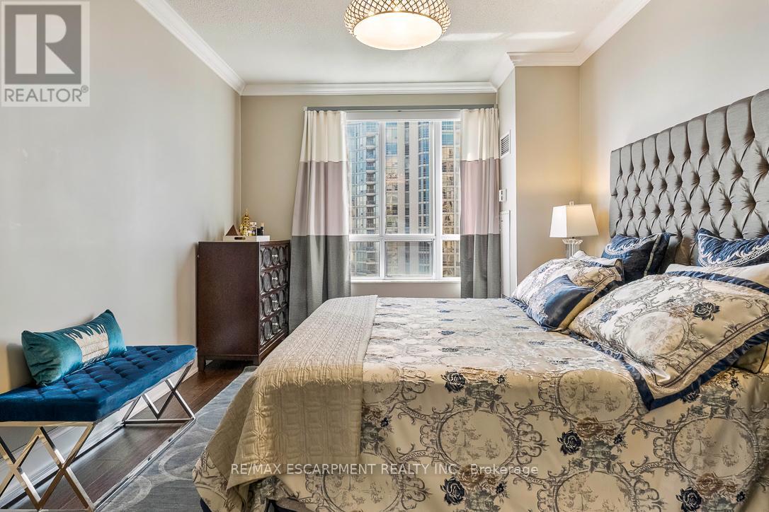 #2706 35 KINGSBRIDGE GARDEN CIRCLE - 27