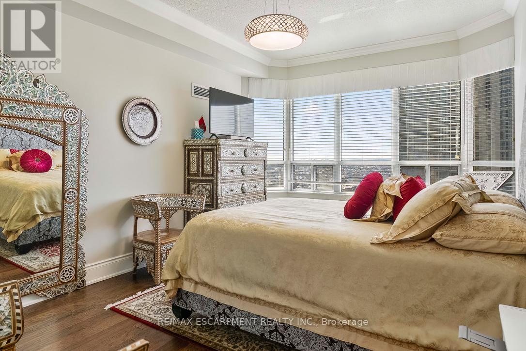 #2706 35 KINGSBRIDGE GARDEN CIRCLE - 35