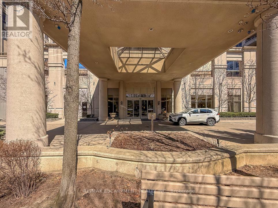 #2706 35 KINGSBRIDGE GARDEN CIRCLE - 3