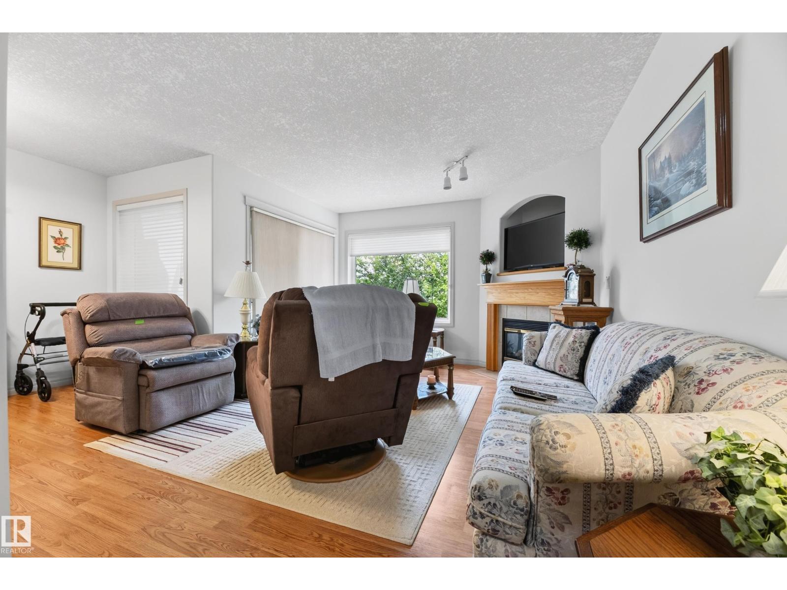 8011 164 AV NW - 15