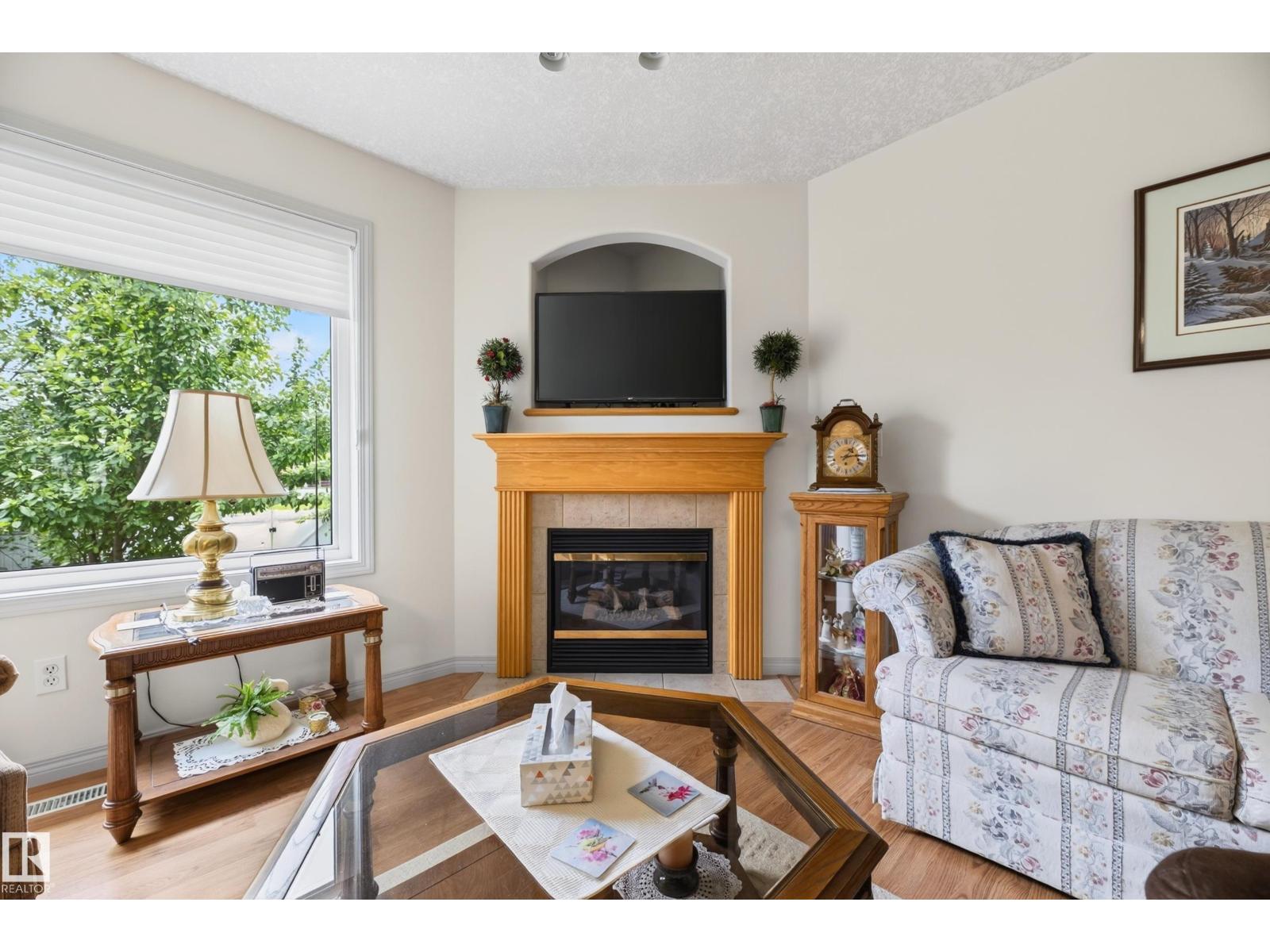 8011 164 AV NW - 17