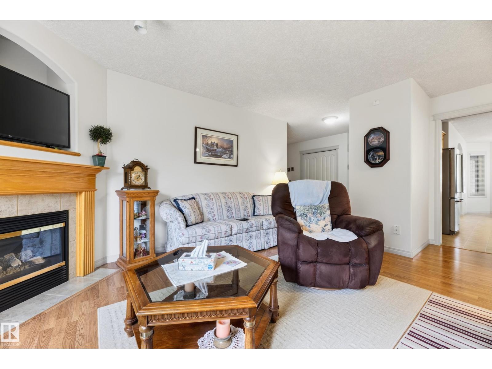 8011 164 AV NW - 19