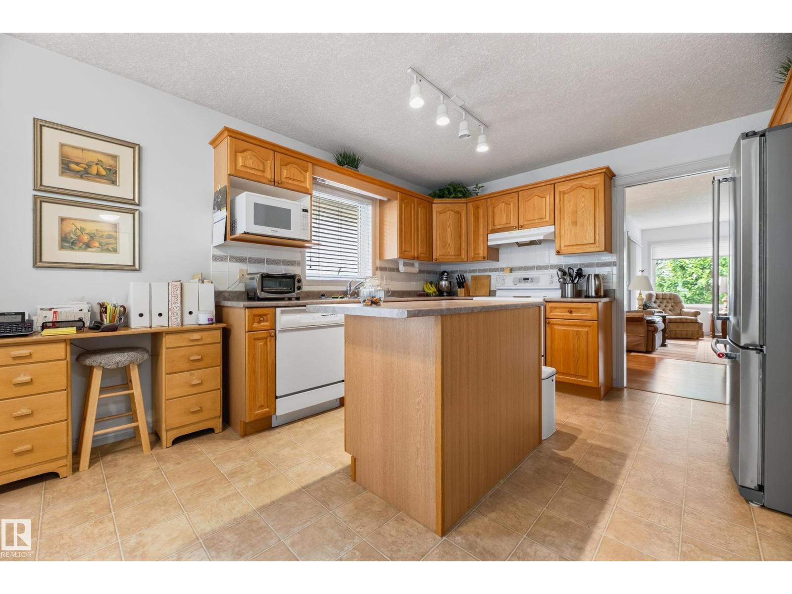 8011 164 AV NW - 23