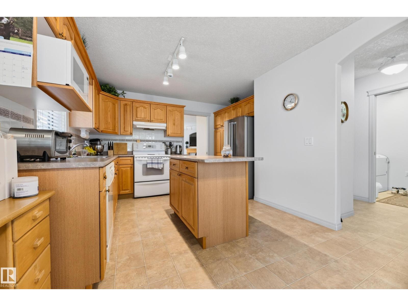 8011 164 AV NW - 24