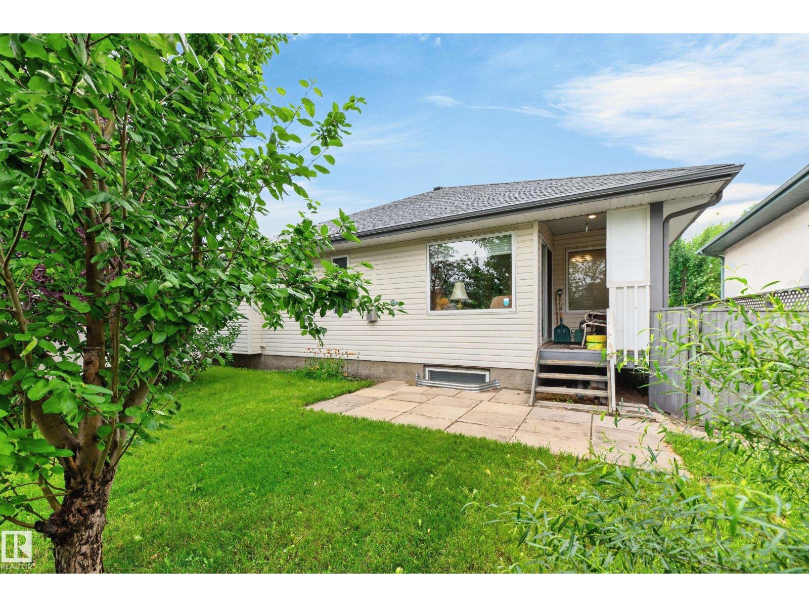 8011 164 AV NW - 5
