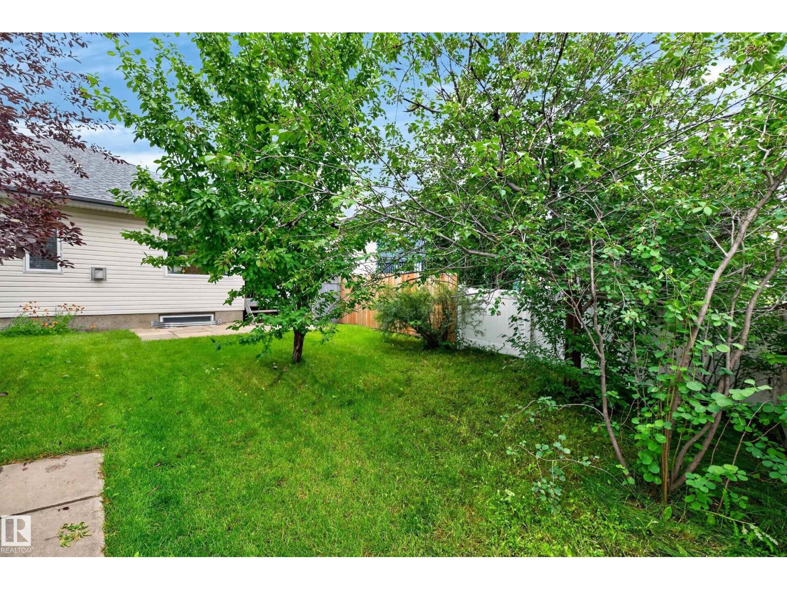 8011 164 AV NW - 8