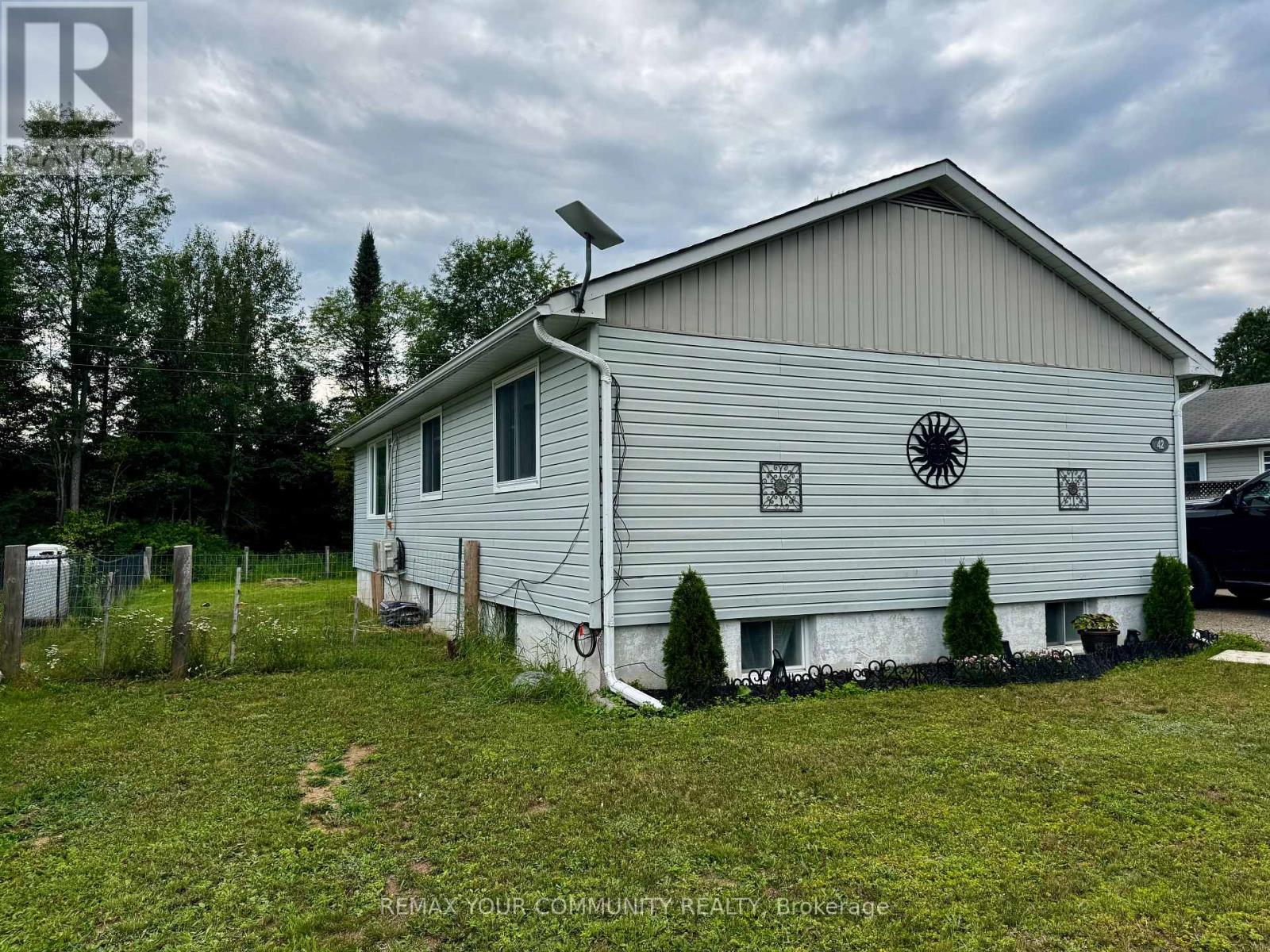 42 SPRUCEDALE STREET - 3