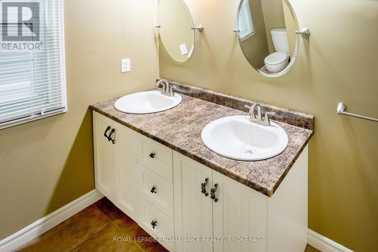 1098 COVERDALE DRIVE - 18