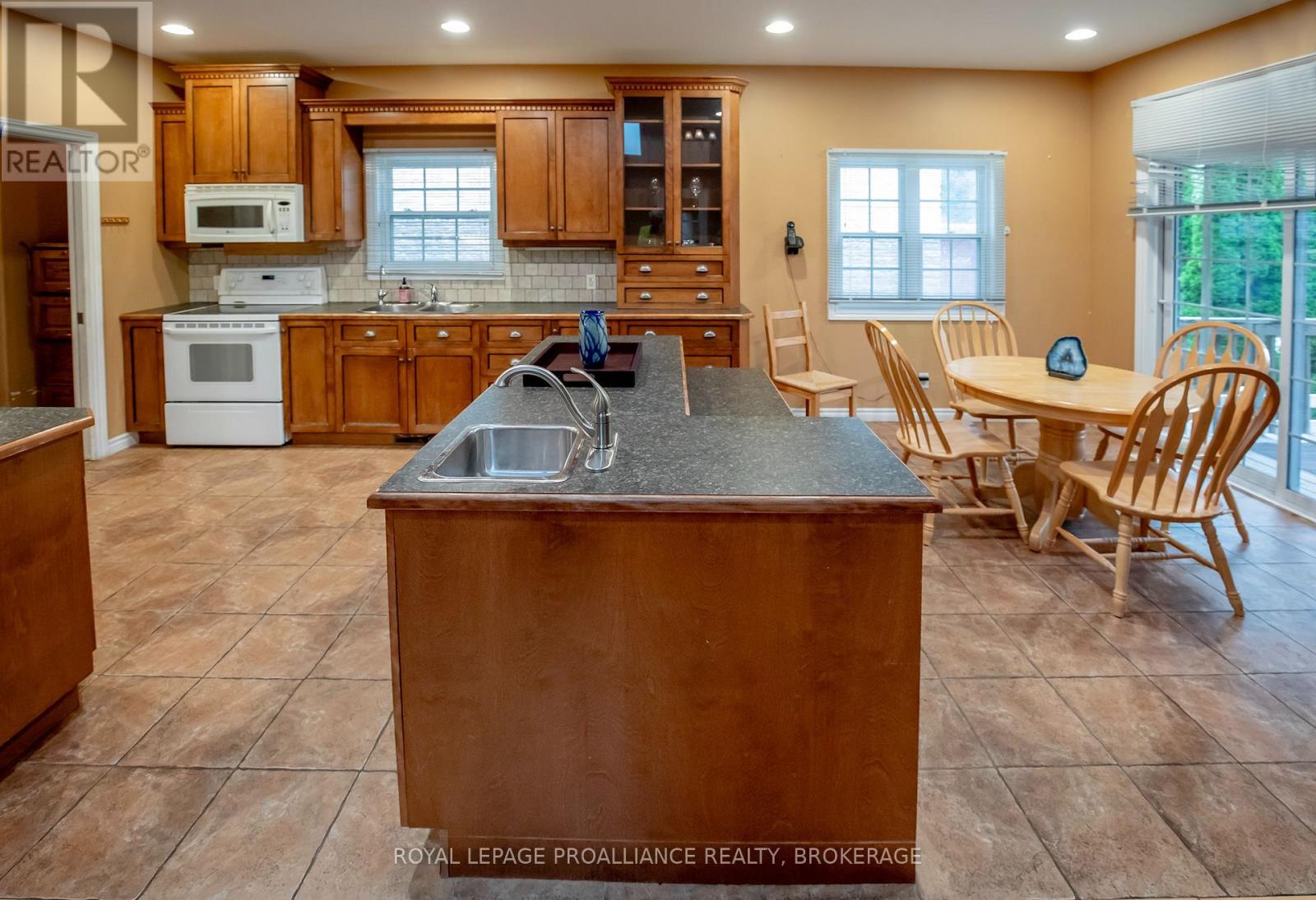 1098 COVERDALE DRIVE - 6