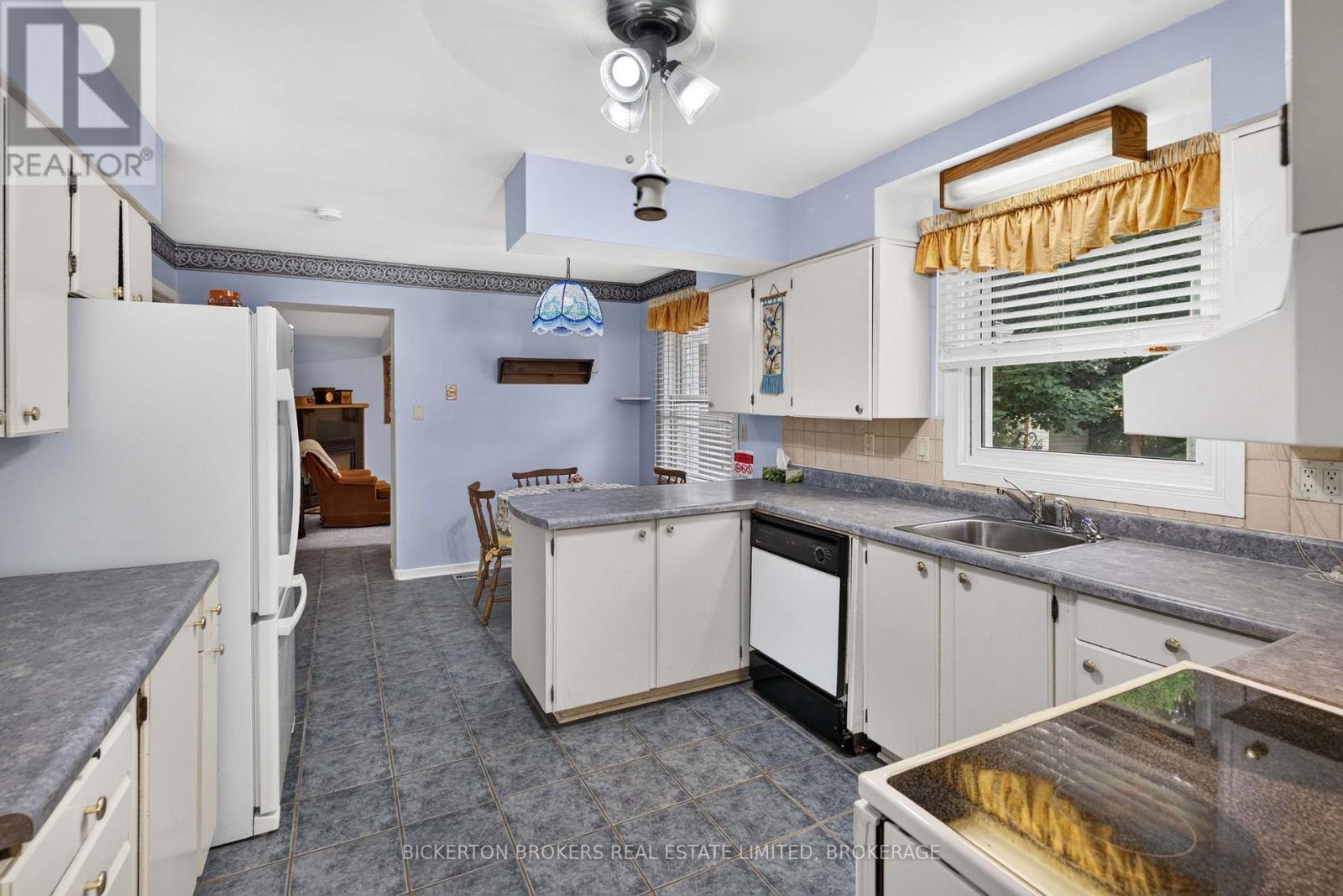 160 ELMWOOD DRIVE - 33