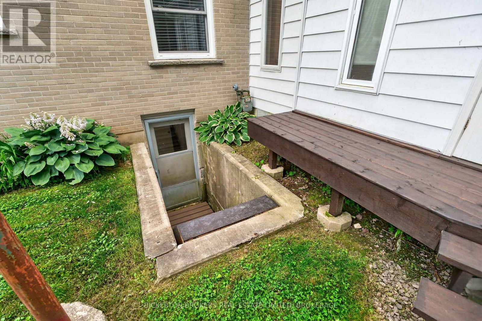 160 ELMWOOD DRIVE - 9