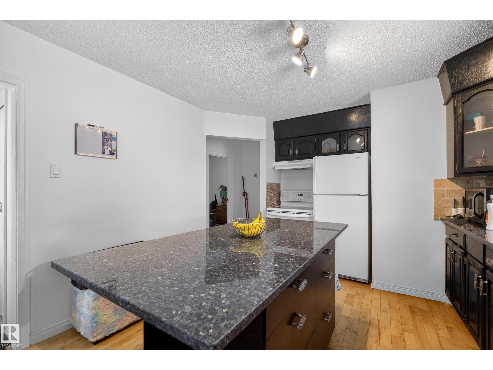 15321 110 AV NW - 11