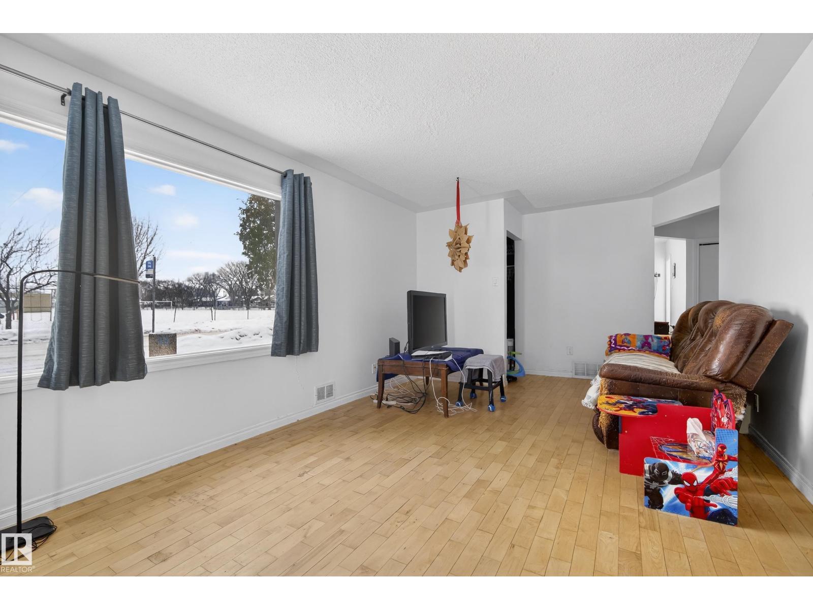 15321 110 AV NW - 12