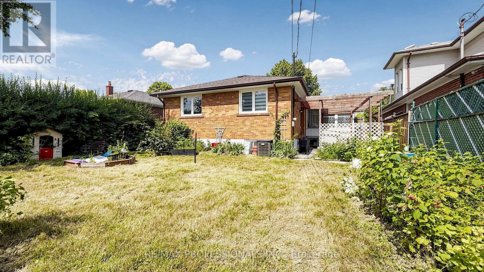 32 SELLMAR ROAD - 37