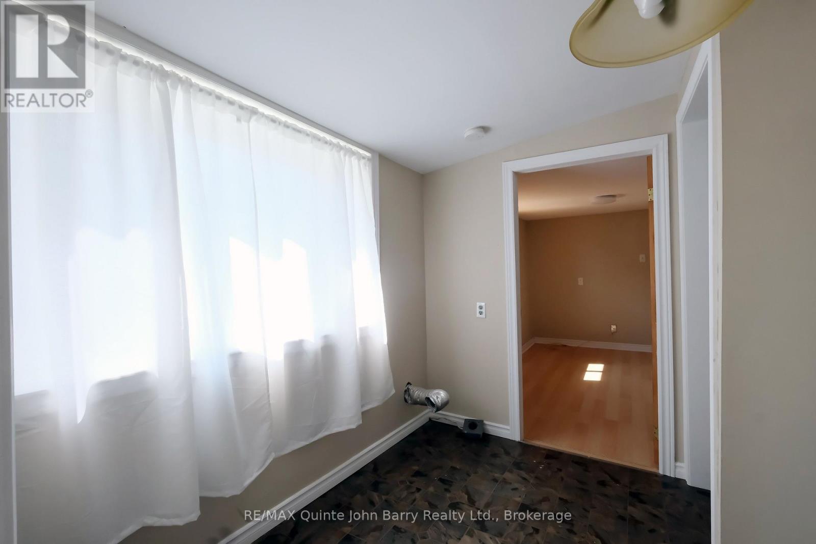 #54 63 WHITES ROAD - 22