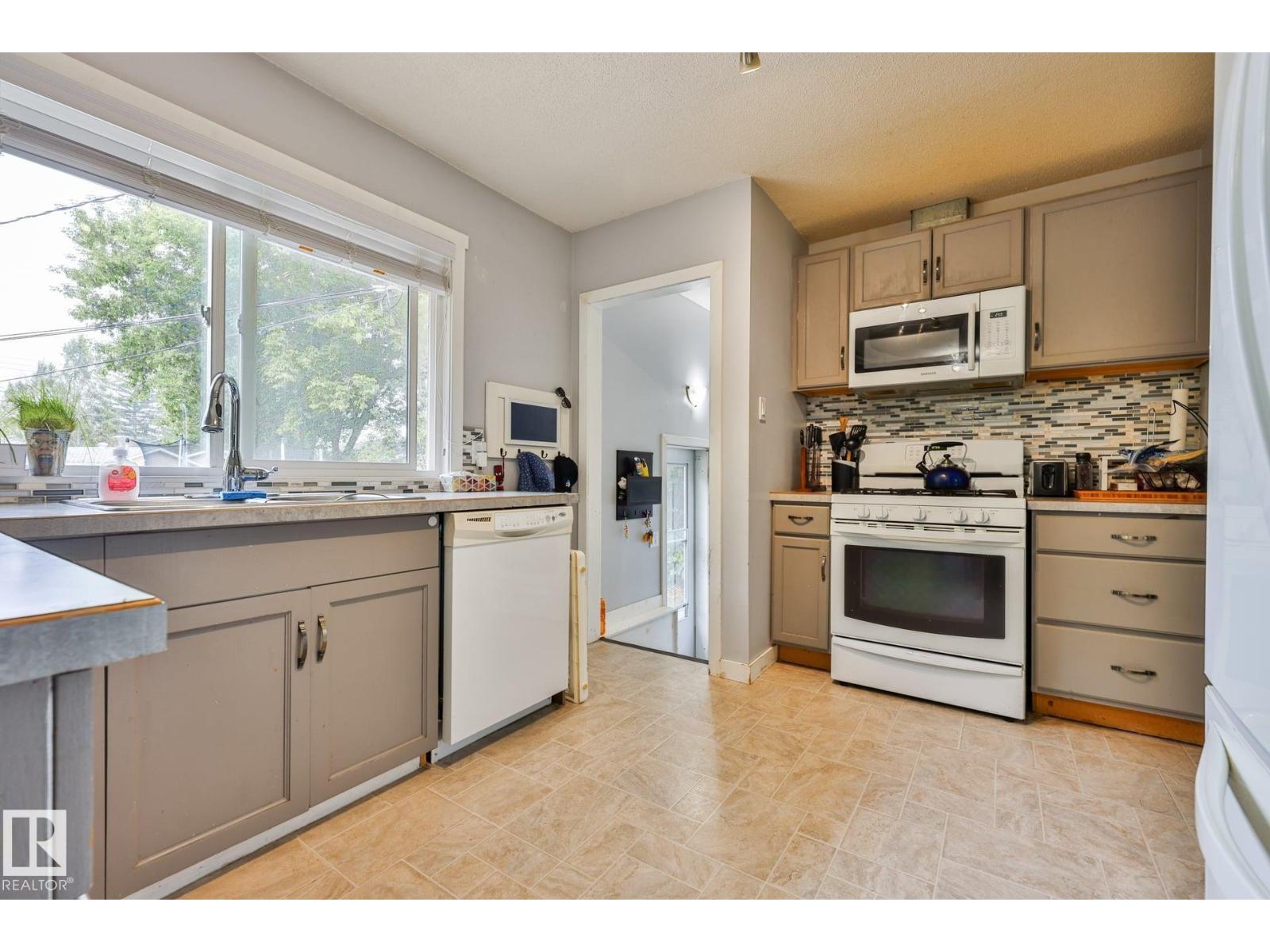 10415 163 ST NW - 8