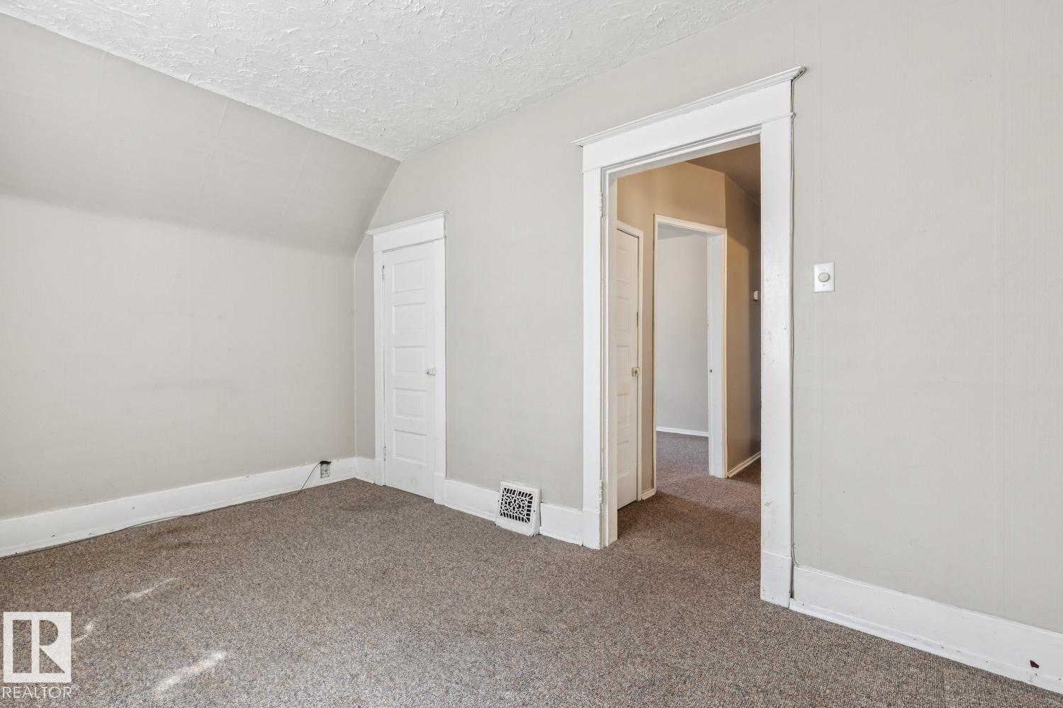 11340 90 ST NW - 11