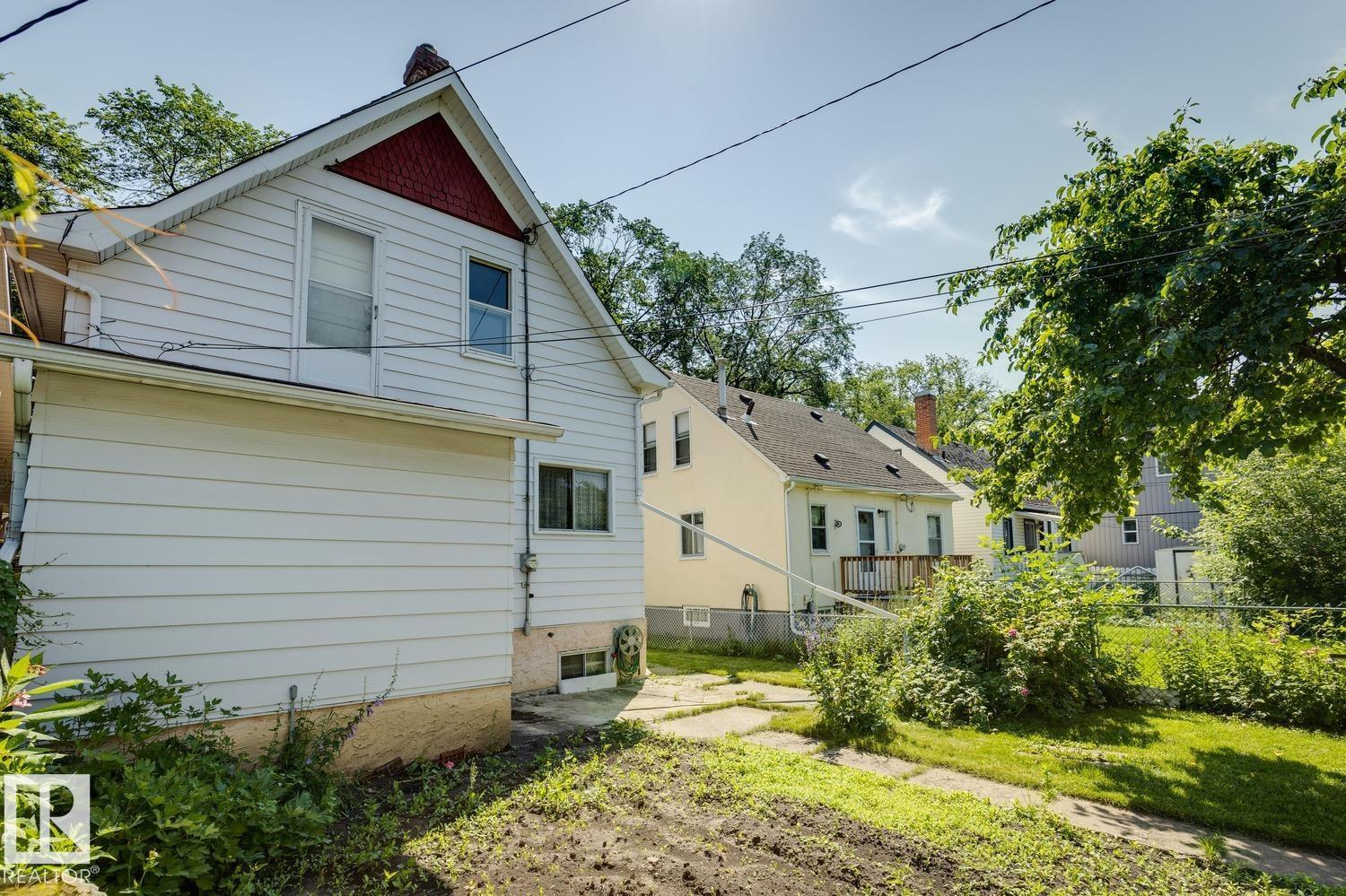 11340 90 ST NW - 24