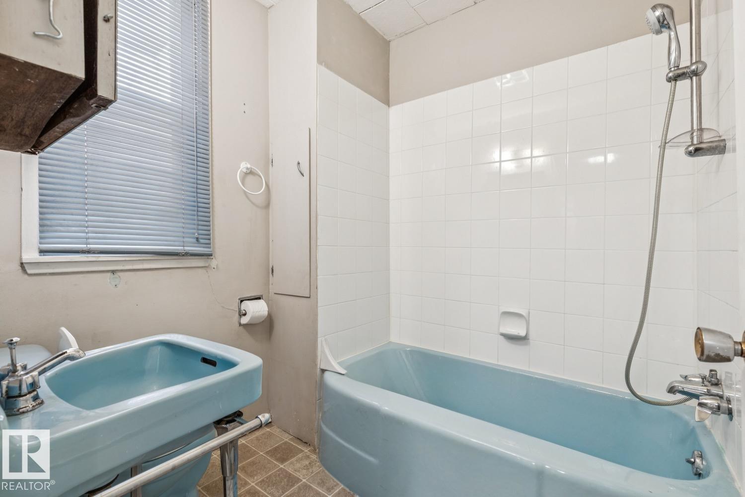 11340 90 ST NW - 9
