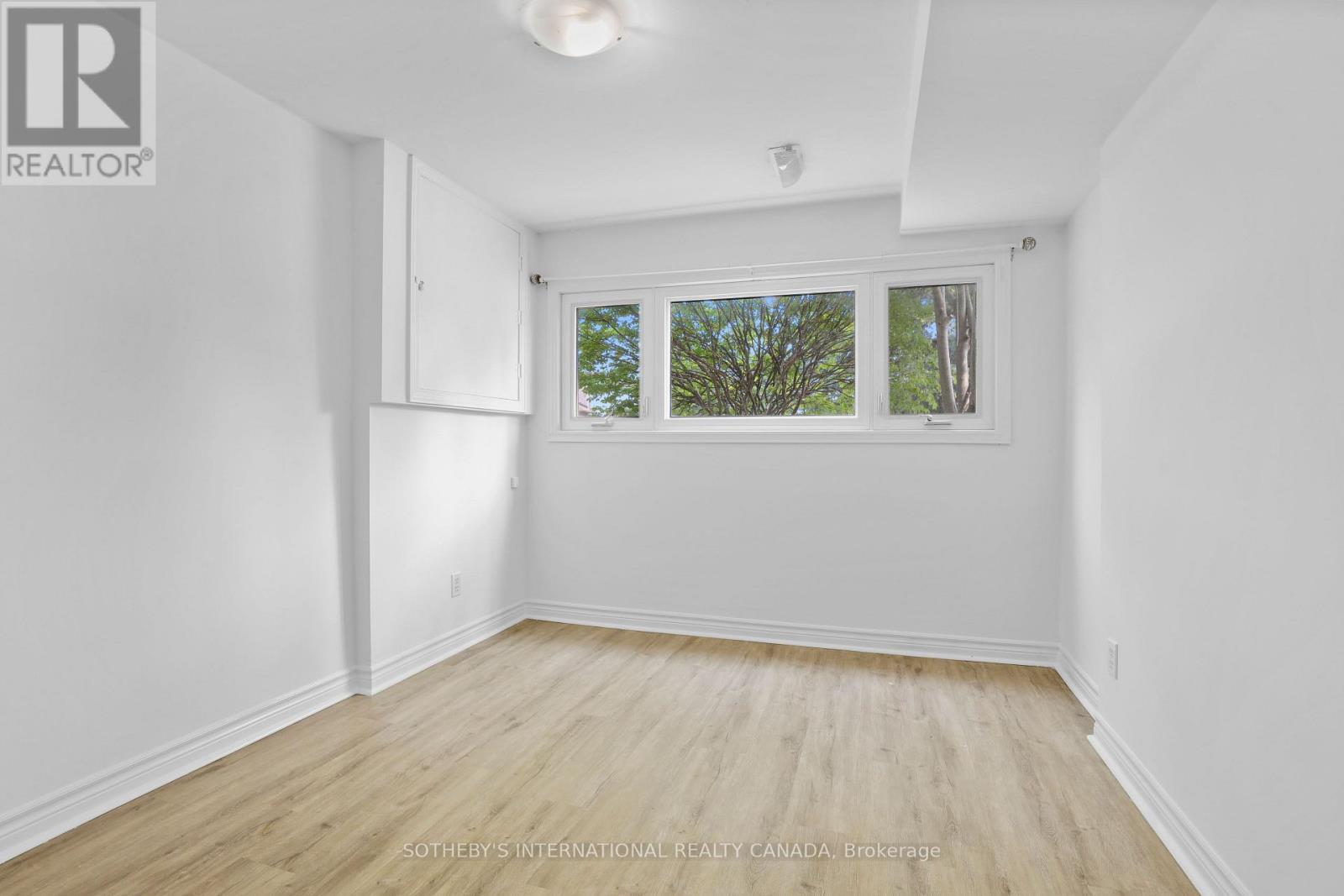 12 DUNKIN AVENUE - 31