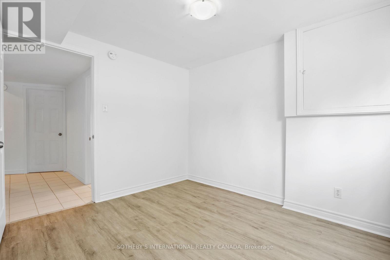 12 DUNKIN AVENUE - 32