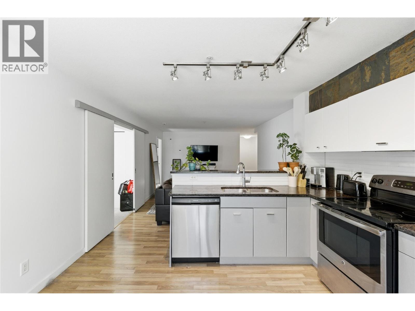 #214 547 Yates Road - 10