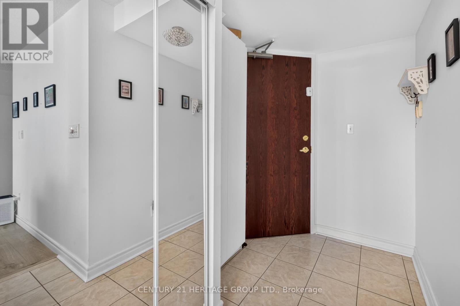 #1017 39 ONEIDA CRESCENT - 2